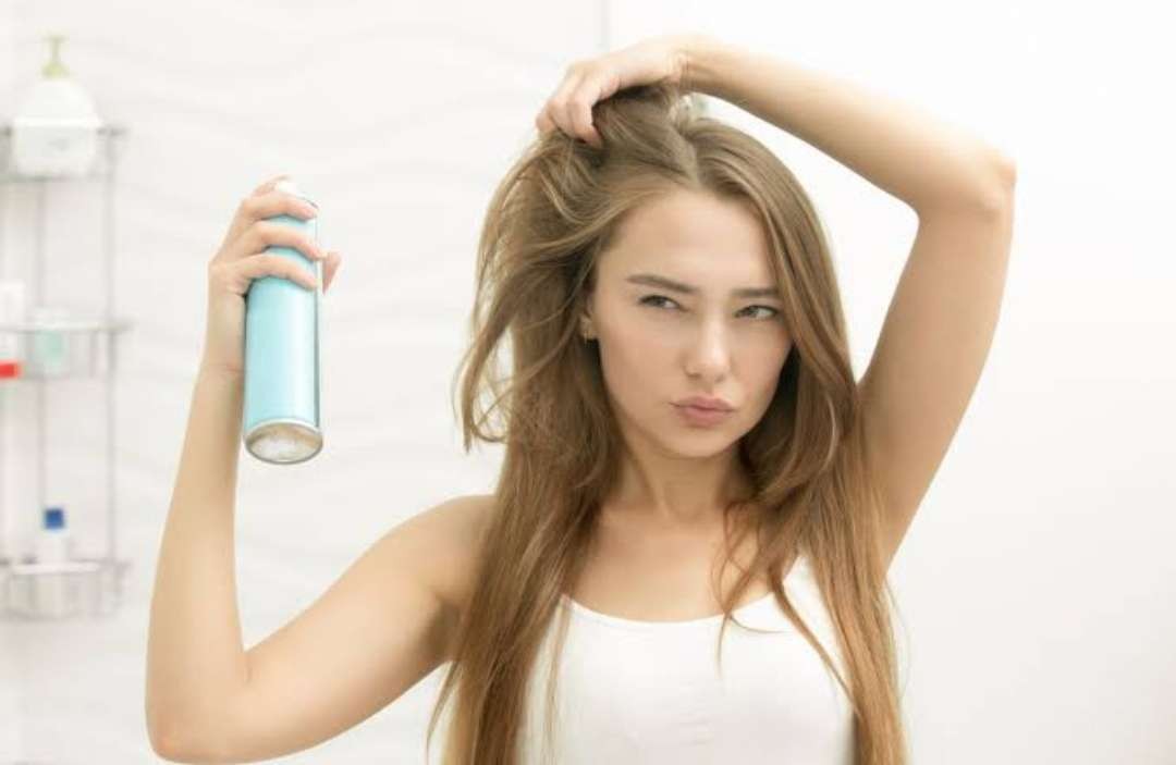 Pemakaian sampo kering dengan cara disemprotkan ke bagian rambut secara merata. (Ilustrasi: gstatic.com)