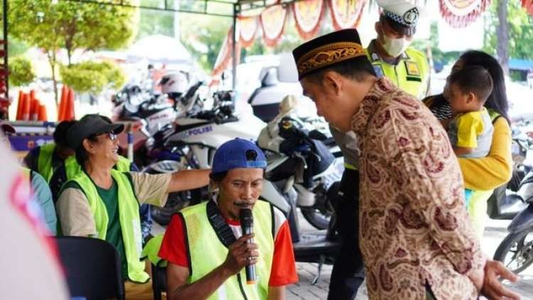 Salah seorang pelanggar lalulinas yang diminta baca Al Quran dengan didampingi ahli agama oleh Polres Bogor, Rabu 26 Oktober 2022. (Foto: Humas Polres Bogor)