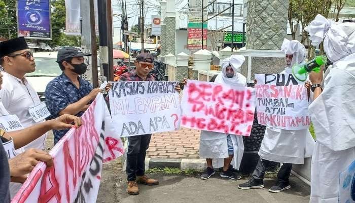 Warga yang tergabung Aliansi Cinta Jember berunjuk rasa di depan Polres dan Kejaksaan Negeri Jember, Jawa Timur. (Foto: Rusdi/Ngopibareng.id)