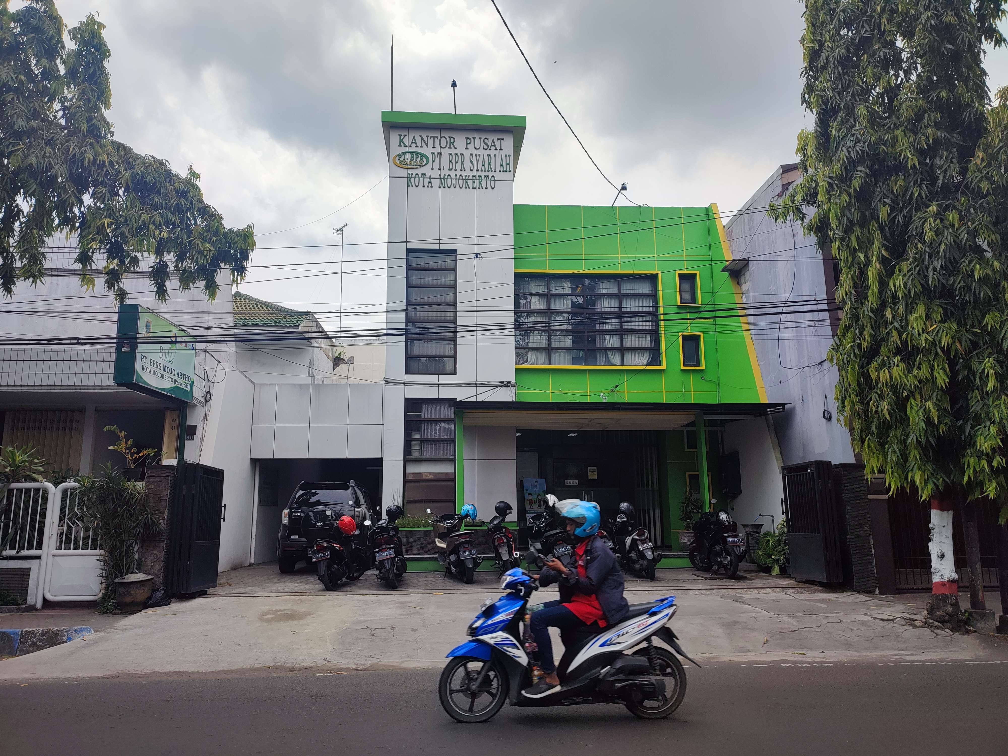 Kantor BPRS Kota Mojokerto.(Foto: Deni Lukmantara/Ngopibareng)