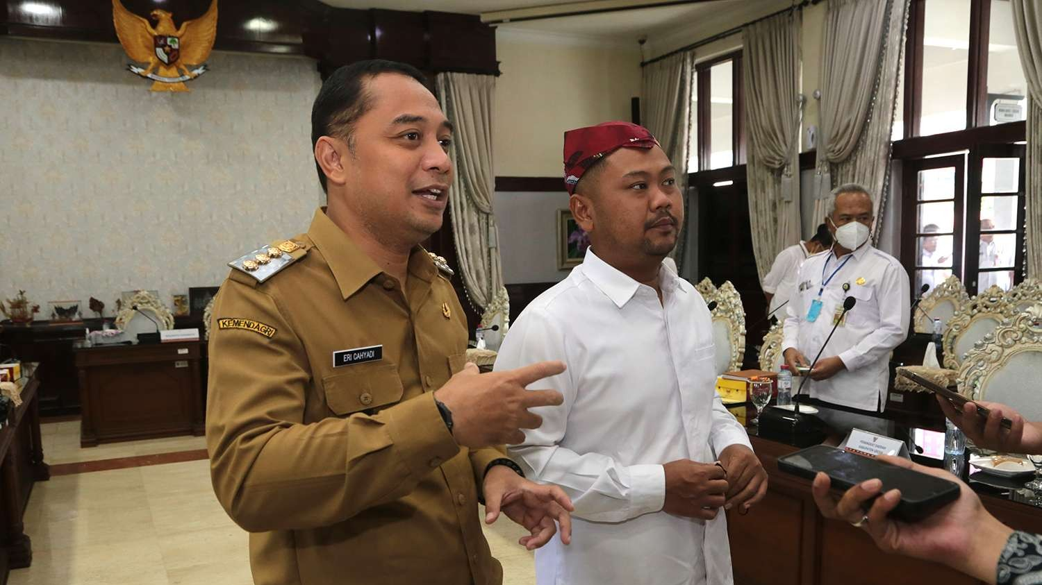 Walikota Surabaya Eri Cahyadi saat bertemu Bupati Gresik, Gus Yani membicarakan mengenai kerjasama UHC. (Foto: Humas Pemkot Surabaya)