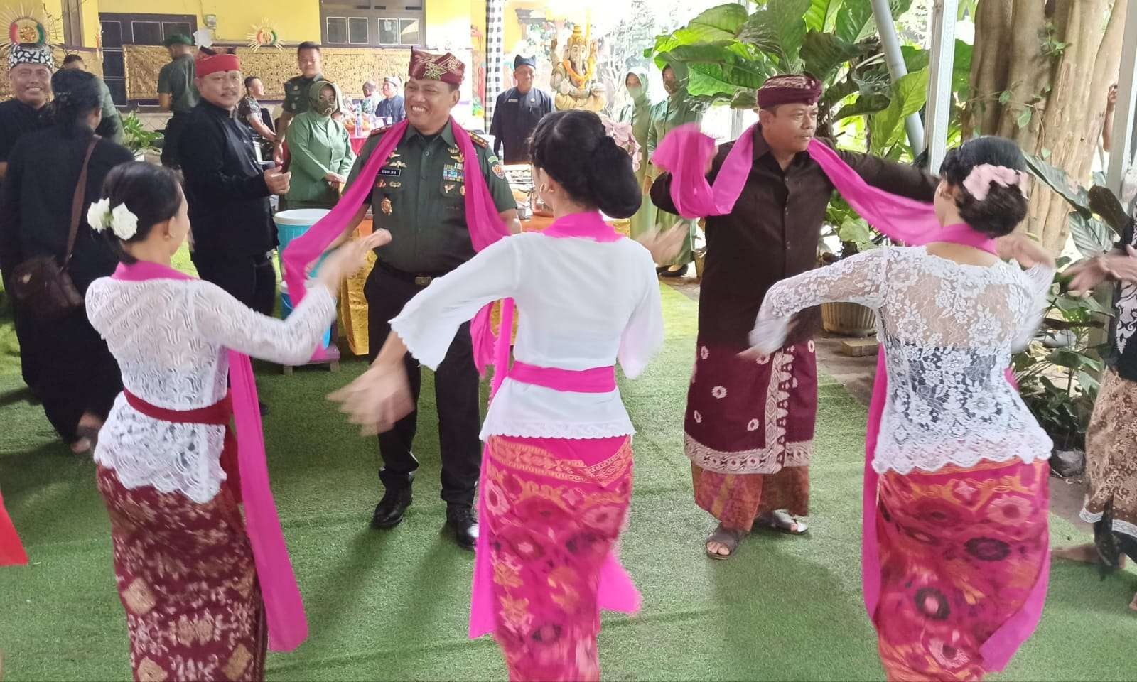 Komandan Pusterad Letjen TNI Teguh Muji Angkasa menari bersama saat berkunjung ke Kampung Pancasila Desa Patoman Banyuwangi (Foto: Muh Hujaini/Ngopibareng.id)
