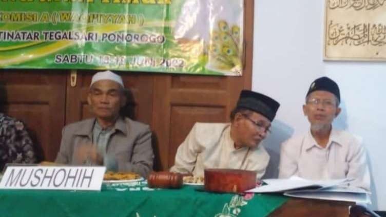KH Atho'illah Anwar Manshur dari Ponpes Lirboyo Kediri bersama KH M Hadi Mahfudz dari Tulungagung. (Foto:riadi/Ngopibareng.Id)