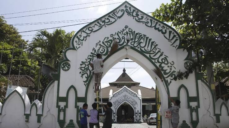 Pintu gerbang suatu masjid, penuh penghargaan terhadap nilai kultural tradisional. (Foto:travellrrs)