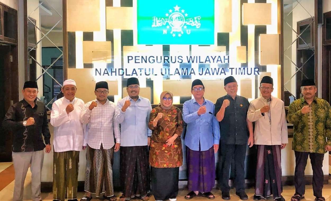 Jajaran pimpinan DPRD Jawa Timur akhirnya sowan ke kantor PWNU Jatim. Dipimpin Ketua DPRD Jatim H Kusnadi.(Foto: riadi/Ngopibareng.id)