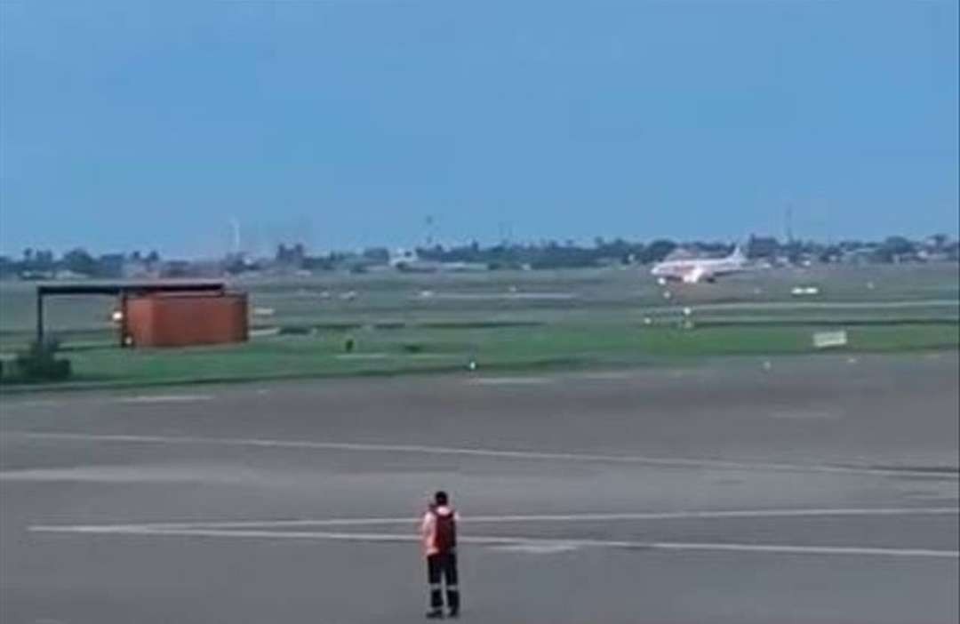 Mesin di bagian kiri pesawat Lion Air JT-330 terbakar saat terbang 3.000 jelajah kaki. (Foto: YouTube)