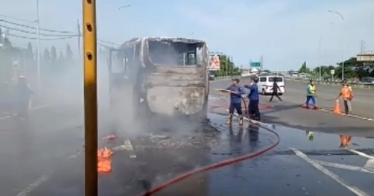Bus pariwisata yang terbakar di pintu tol Menanggal (Foto: Call Center 112)