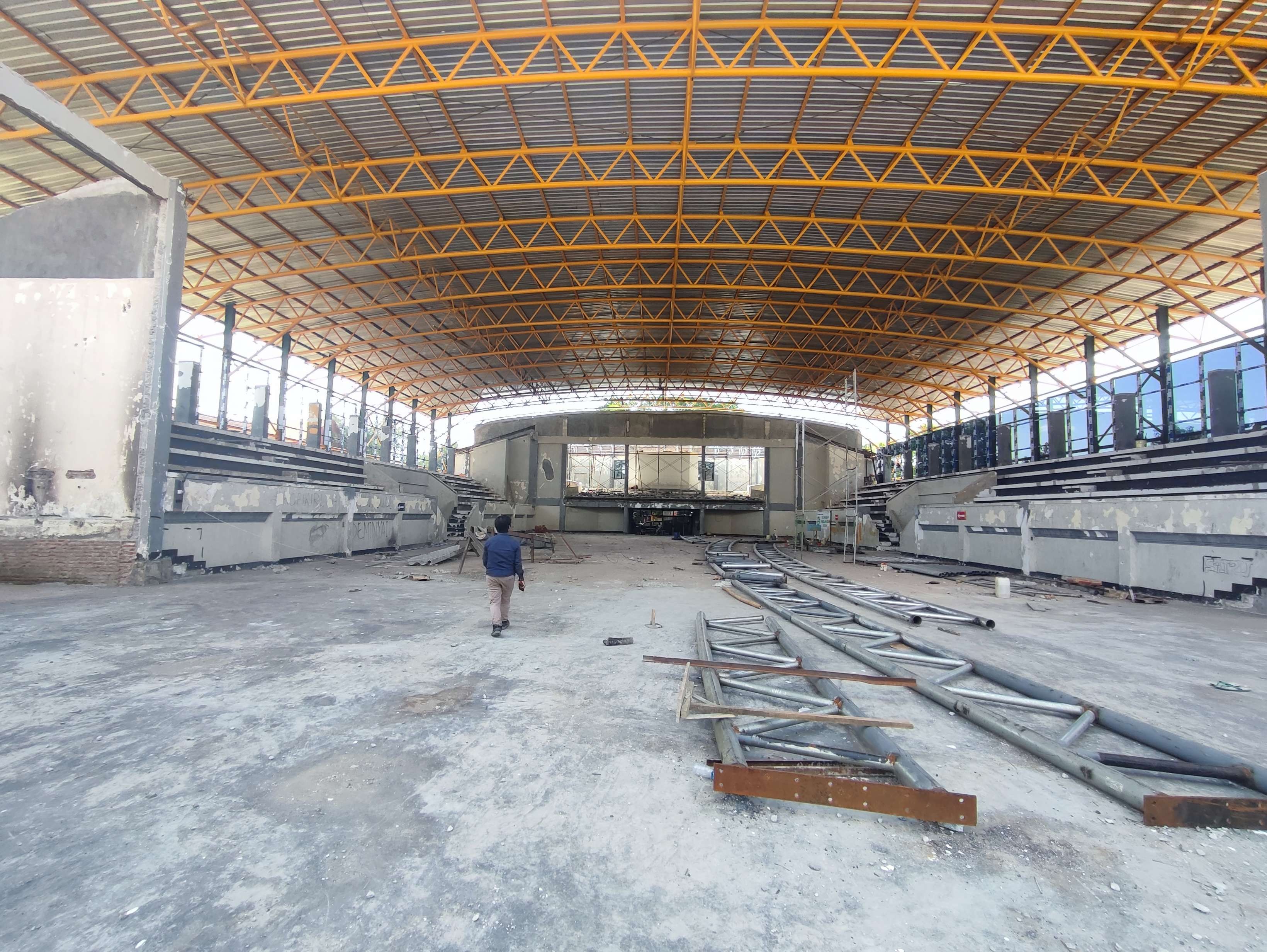 Bagian dalam gedung GOR dan Seni Mojopahit. (Foto: Deni Lukmantara/Ngopibareng.id)