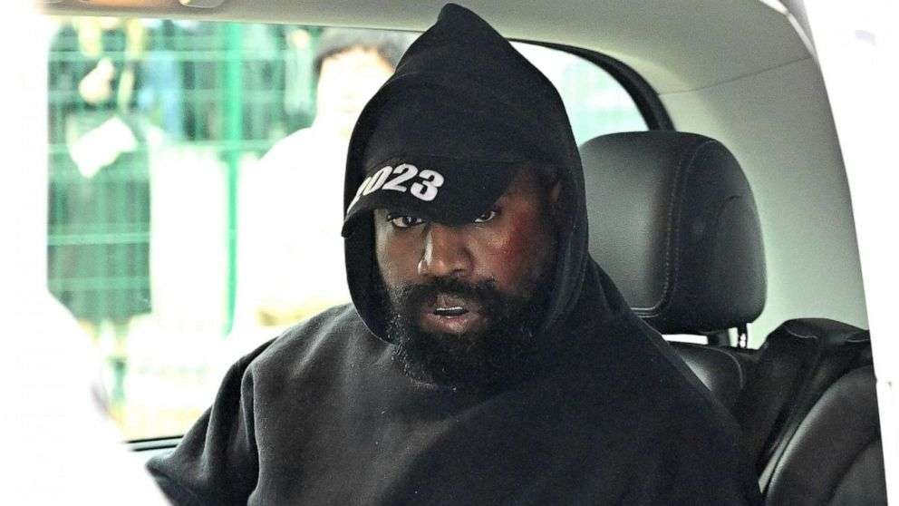 Kanye West alias Ye menanggung banyak kerugian akibat ujaran kebencian yang dilontarkan. (Foto: ABC News)