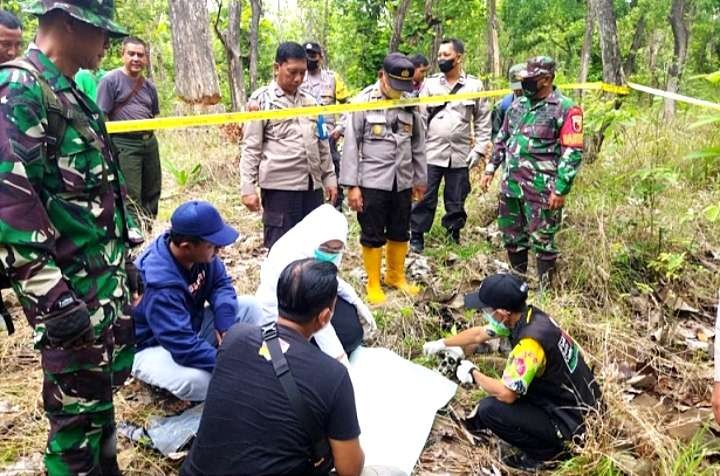 Disaksikan anggota TNI dan Polhut TNB Situbondo, polisi menyelidiki penemuan tengkorak manusia di hutan jati Baluran Situbondo.(Foto: Humas Polres Situbondo)