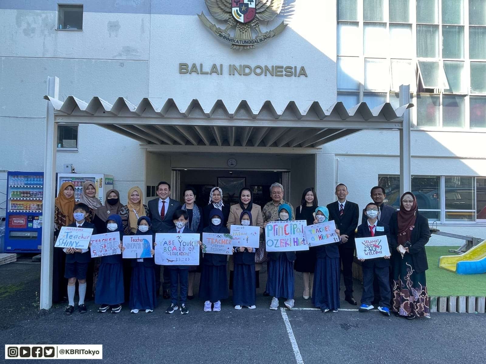 Anggota Komisi X DPR RI, Puti Guntur Soekarno dan Duta Besar Indonesia untuk Jepang, Heri Akhmadi saat mengunjungi Sekolah Indonesia di Tokyo. (Foto: Istimewa)