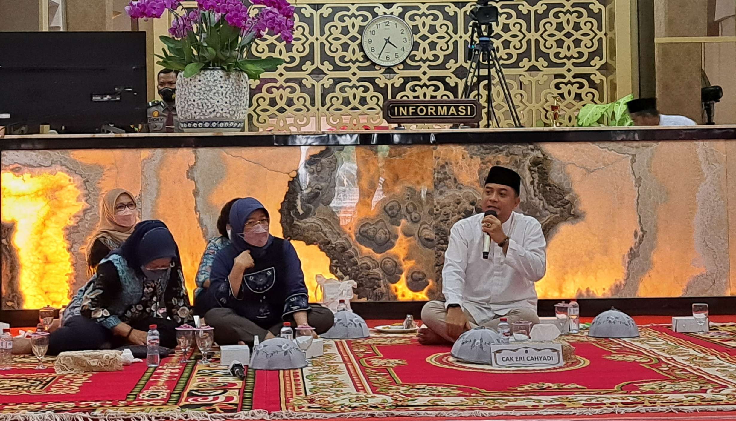 Walikota Surabaya, Eri Cahyadi saat menemui warga dalam acara sambat warga Jumat, 28 Oktober 2022 di Balai Kota Surabaya. (Foto: Pita Sari/Ngopibareng.id)