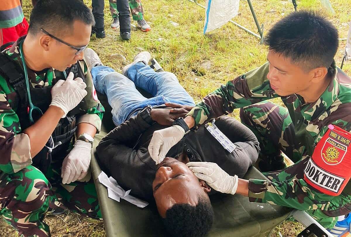 Prajurit Satgas Yonif Raider 514/SY Bondowoso melaksanakan pelayanan pengobatan gratis bagi warga pedalaman Nduga Papua. (Foto: Penyonif Raider 514)