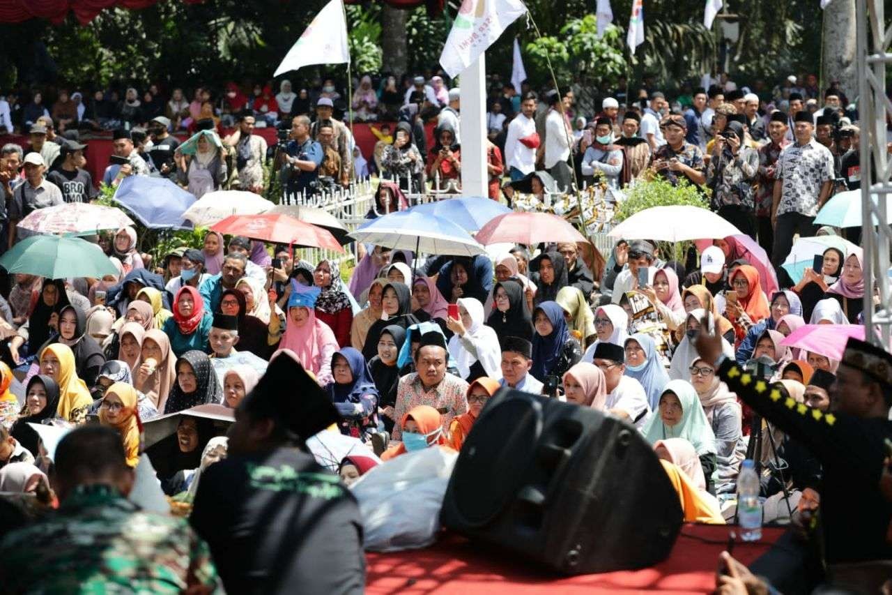 Doa bersama di Puncak Gunung Tidar, Jawa Tengah, Jumat 28 Oktober 2022 dipimpin Gus Miftah. (Foto: Istimewa)