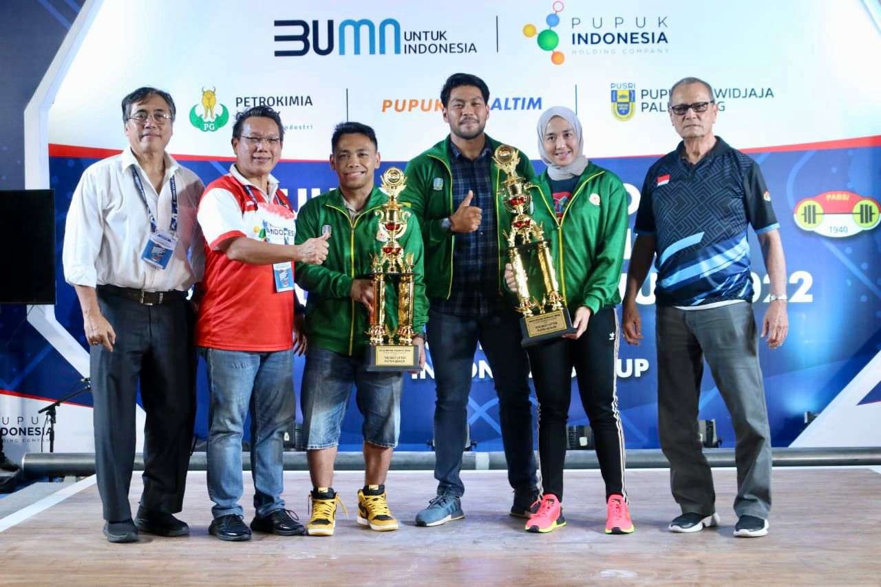 Lifter Jatim, Eko Yuli Irawan (tengah) terpilih sebagai Lifter Putra Terbaik dalam Kejurnas Angkat Besi Senior 2022 di Sentul, Bogor. (Foto: PABSI Jatim)