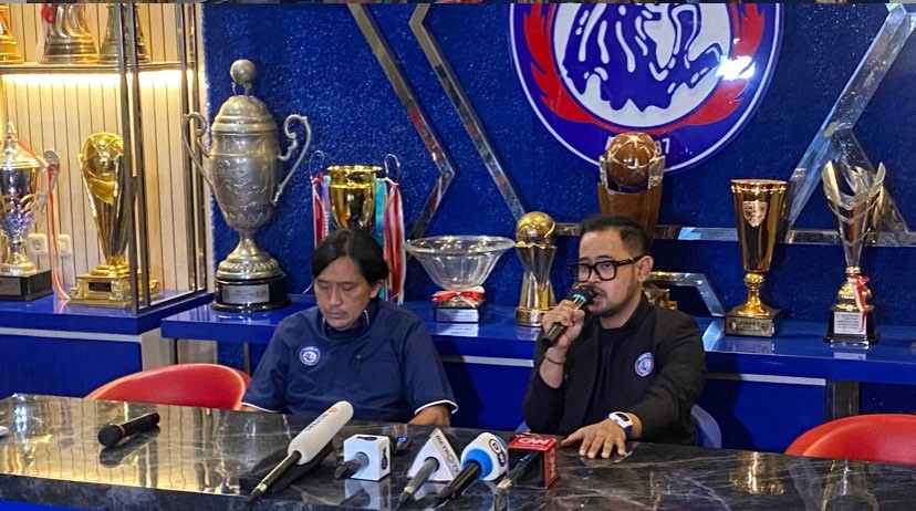 Eks Presiden Arema FC, Gilang Widya Pramana (kanan) saat sesi konferensi pers di Kantor Arema FC (Foto: Lalu Theo/ngopibareng.id)