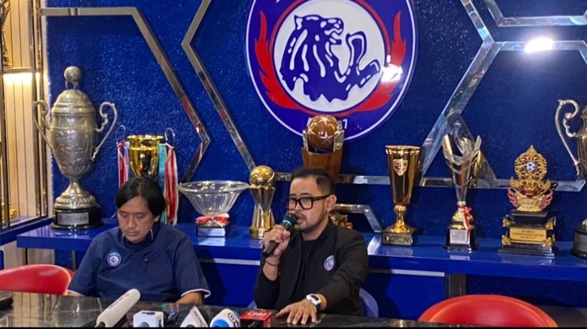 Eks Presiden Arema FC, Gilang Widya Pramana (kanan) saat berada di Kantor Tim Singo Edan (Foto: Lalu Theo/ngopibareng.id)