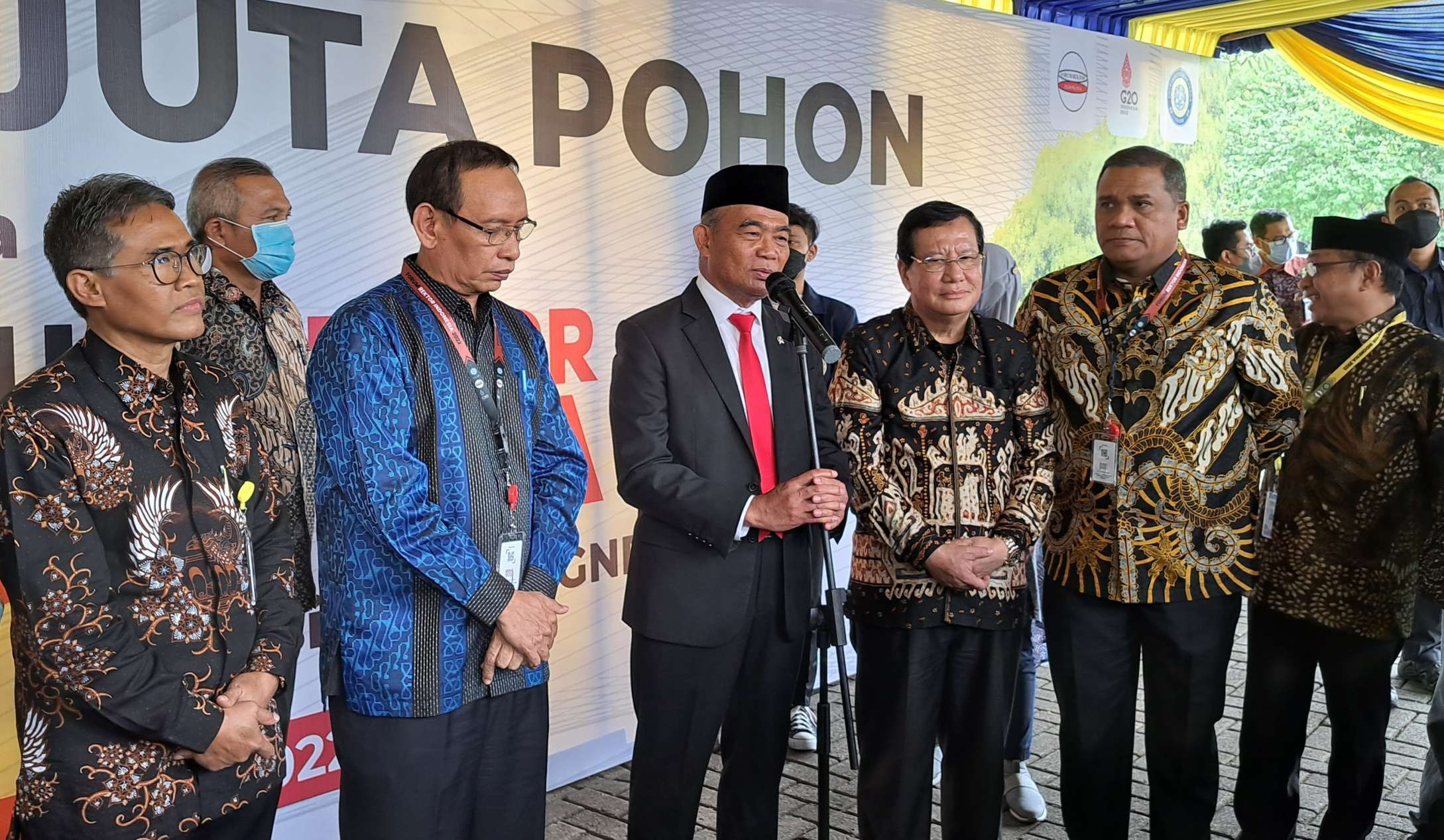 Menko PMK Muhadjir Effendy saat ditemui di Forum Rektor Indonesia di Unair. (Foto: Pita Sari/Ngopibareng.id)