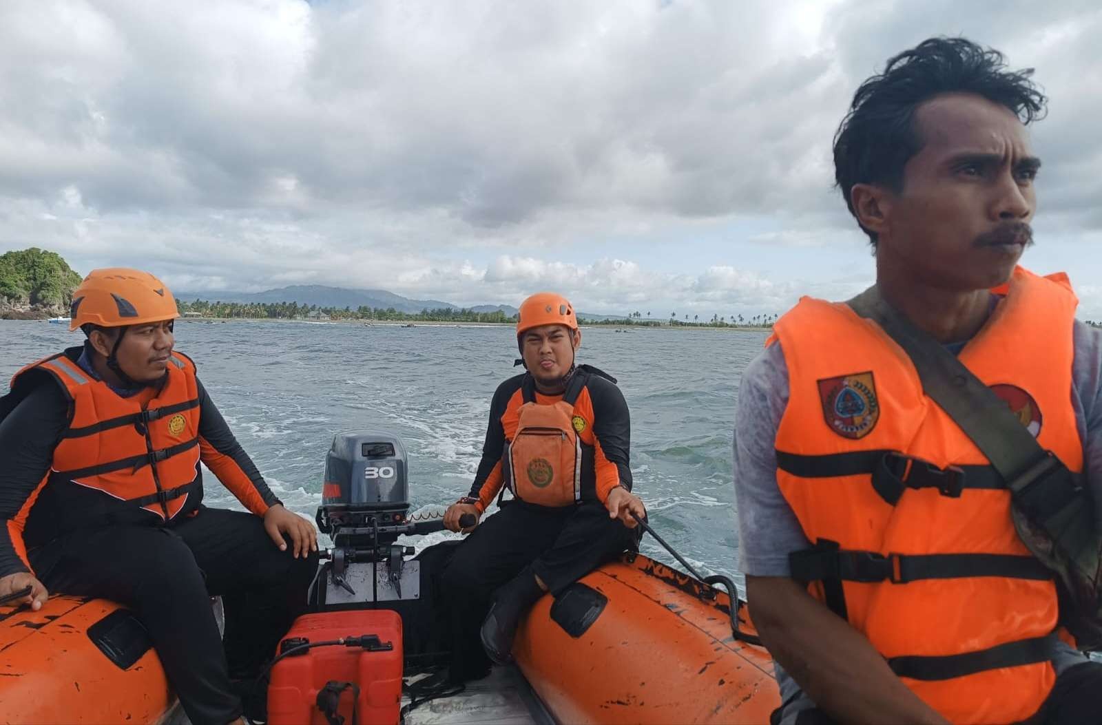 Tim Basarnas melalukan pencarian nelayan yang hilang saat menebar jaring (Foto: Istimewa)