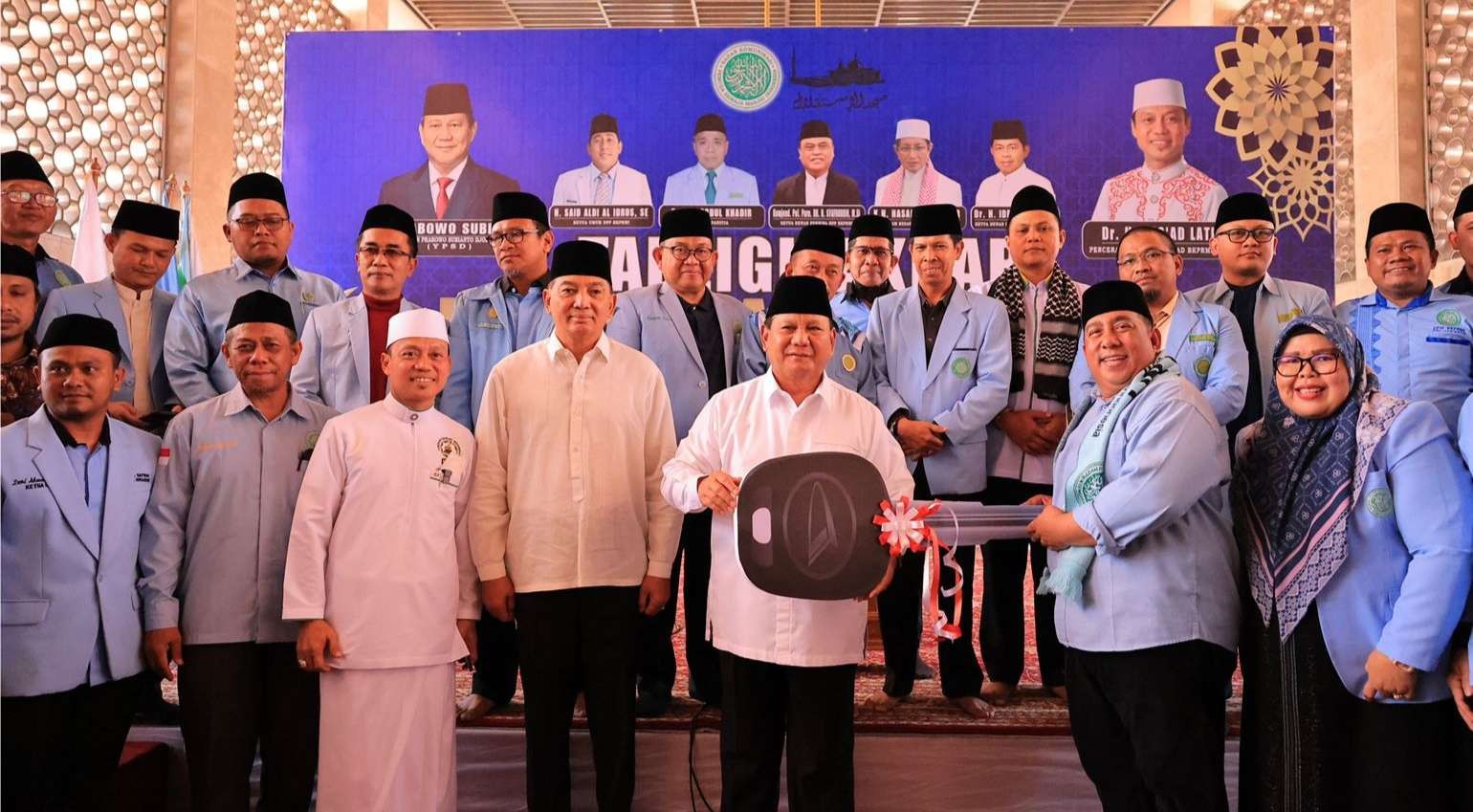 Ketua Umum DPP Partai Gerindra Prabowo Subianto menyerahkan bantuan 25 unit mobil operasional untuk pemeliharaan 100 ribu masjid kepada BKPRMI. (Foto: MC Prabowo).