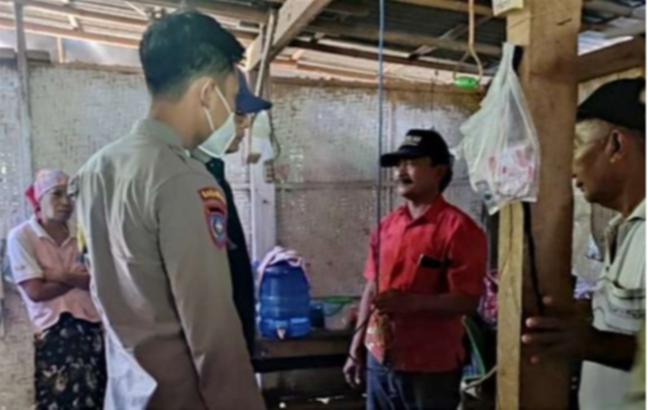 Anggota Polsek Jangkar dan tim medis puskesmas saat meminta keterangan saksi dan olah TKP ditemukan nenek meninggal gantung diri. (Foto:humas polres Situbondo)