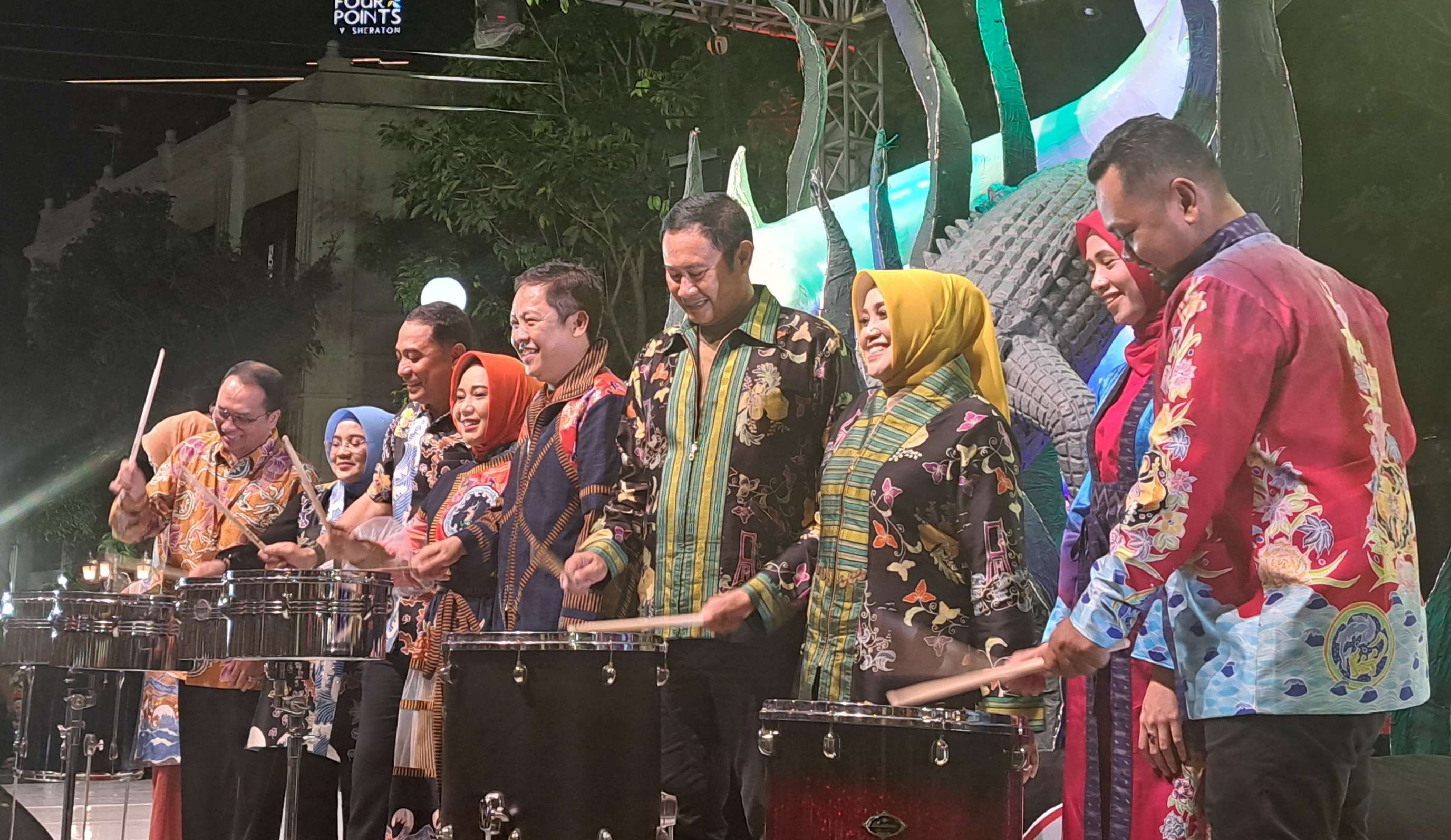 Walikota Surabaya, Eri Cahyadi bersama para kepala daerah Gerbang Kertasusila dalam gelaran Karnaval Nang Tunjungan. (Foto: Pita Sari/Ngopibareng.id)