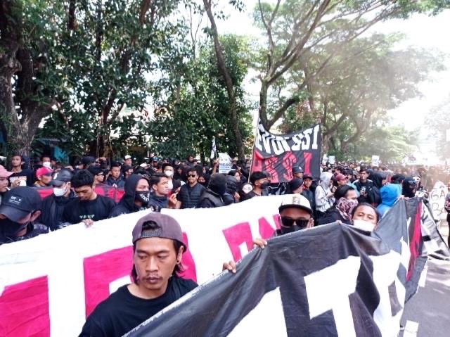 Ratusan Aremania saat melakukan aksi damai di depan Kantor Kejari Kota Malang, Jawa Timur, Senin 31 Oktober 2022. (Foto: Dokumentasi Aremania)