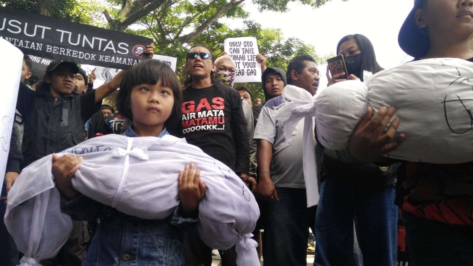 Seratusan Aremania mengadakan aksi damai, Senin 31 Oktober 2022. Mereka menuntut Kejaksaan Tinggi menolak berkas Kanjuruhan, dari Polda Jatim. (Foto: Dok. Aremania)
