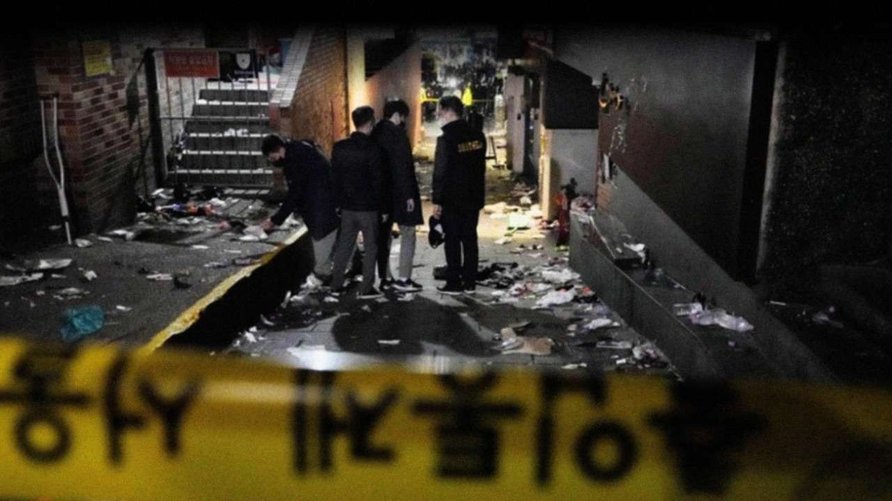 Tragedi Itaewon, Seoul, Korea Selatan, berawal dari pesta Halloween jadi kuburan massal 154 korban jiwa. (Foto: AP/Lee Jin-man)