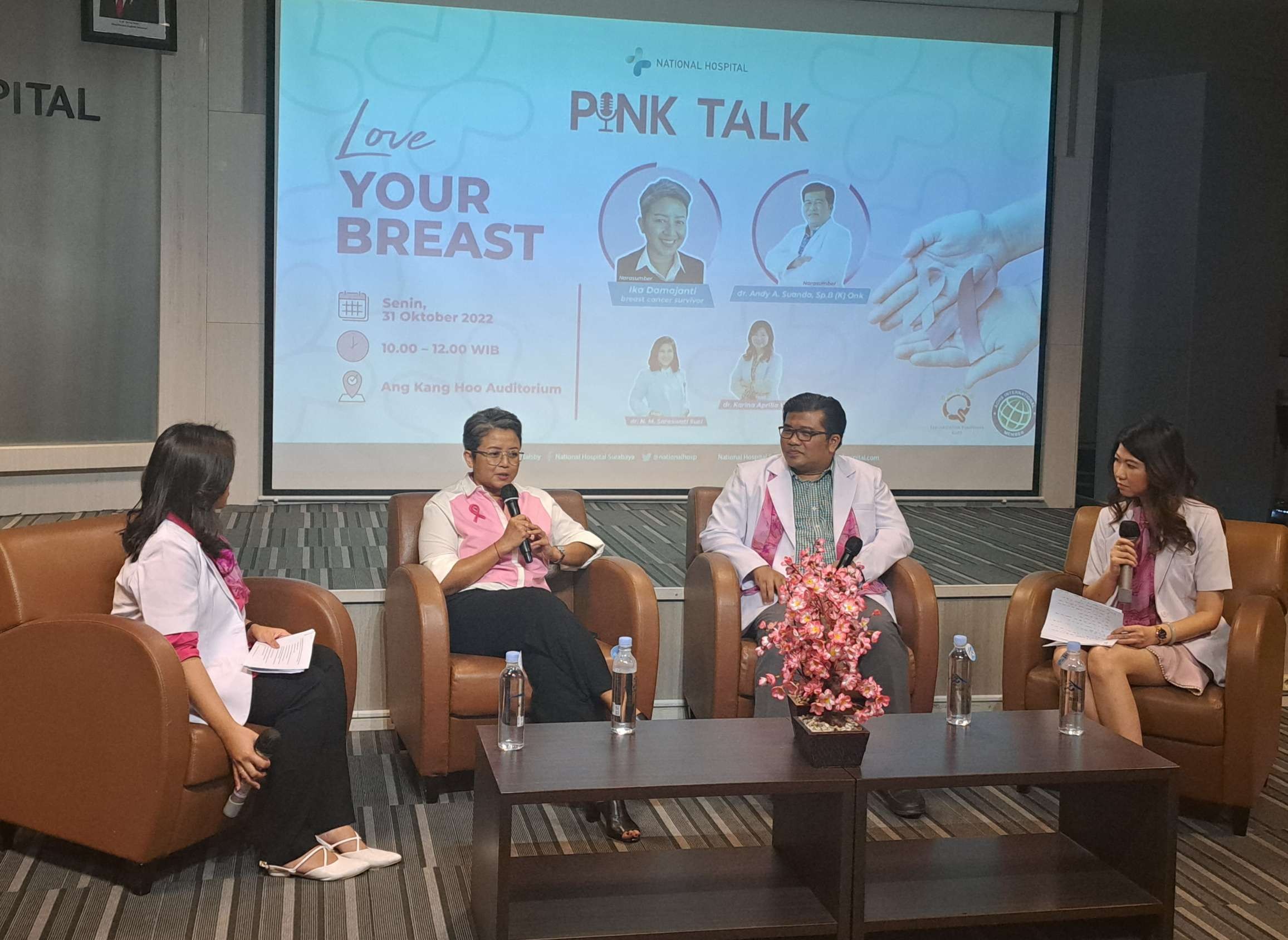 Pink Talk di bulan peduli kanker payudara bersama dr Andy A Sunanda, Sp.B (K) spesialis bedah onkologi (tengah) digelar National Hospital Surabaya, Senin, 31 Oktober 2022. (Foto: Pita Sari/Ngopibareng.id)