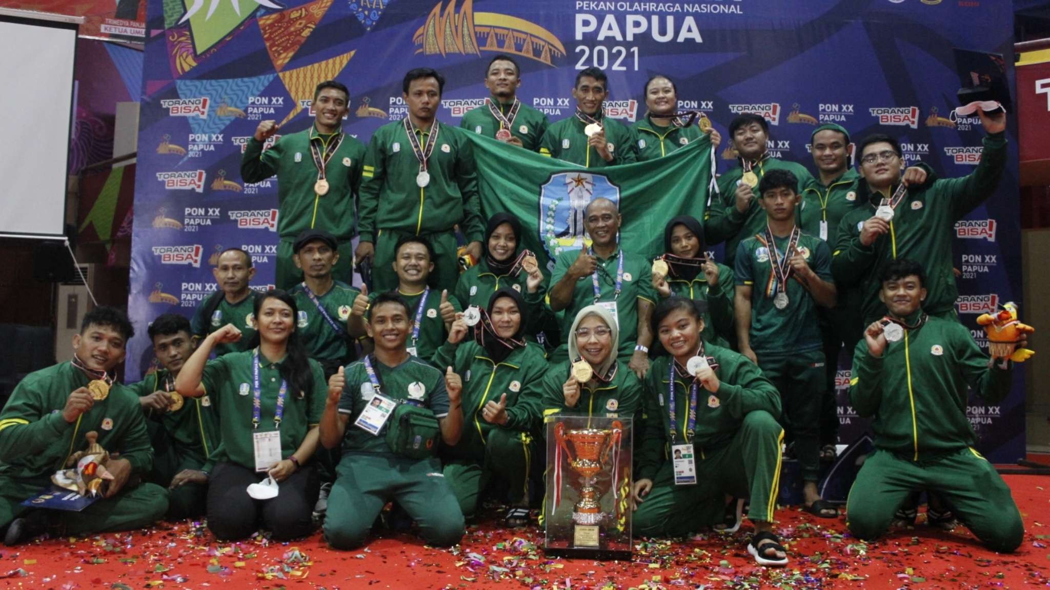 Tim gulat Jatim saat meraih juara umum PON 2021. (Foto: Fariz Yarbo/Ngopibareng.id)