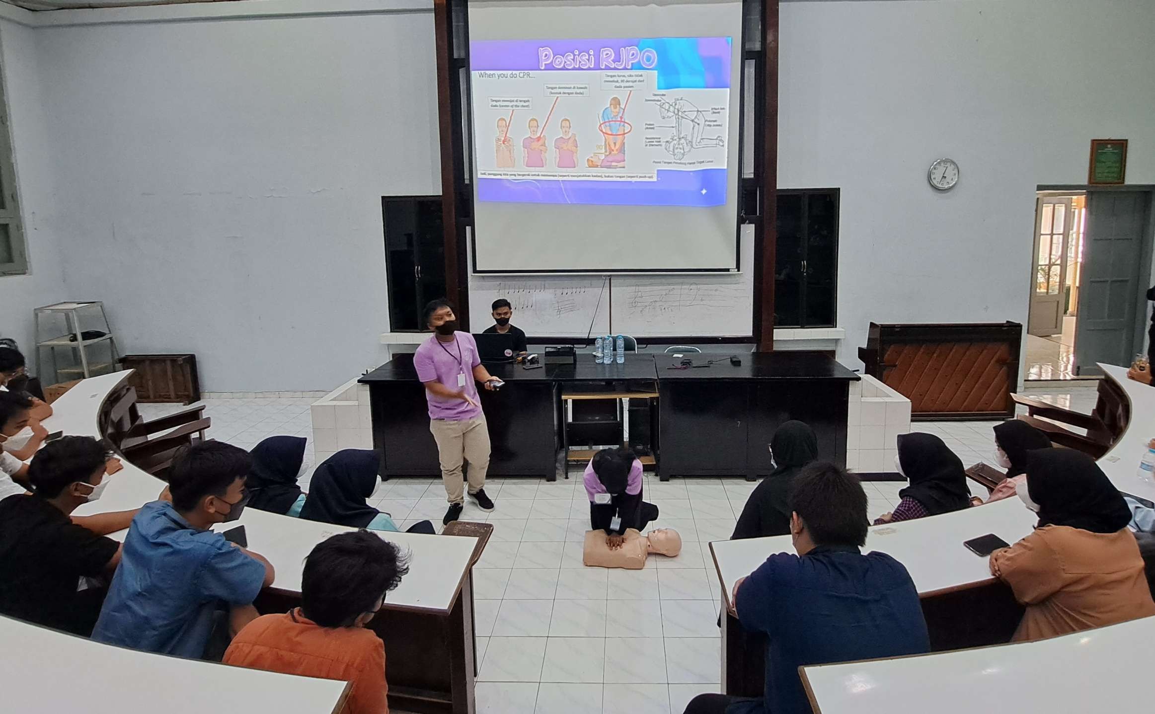 Para siswa SMA diajarkan mengenai teknik CPR, dalam acara open house Medspine FK Unair. (Foto: Pita Sari/Ngopibareng.id)