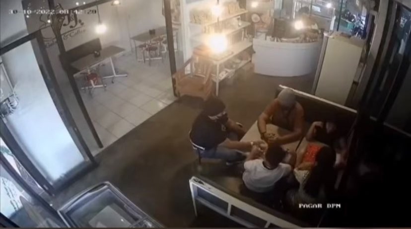 Rekaman CCTV yang memperlihatkan aksi satu keluarga mencuri handphone di restoran di Malang (Foto: Instagram/@infomalangan)