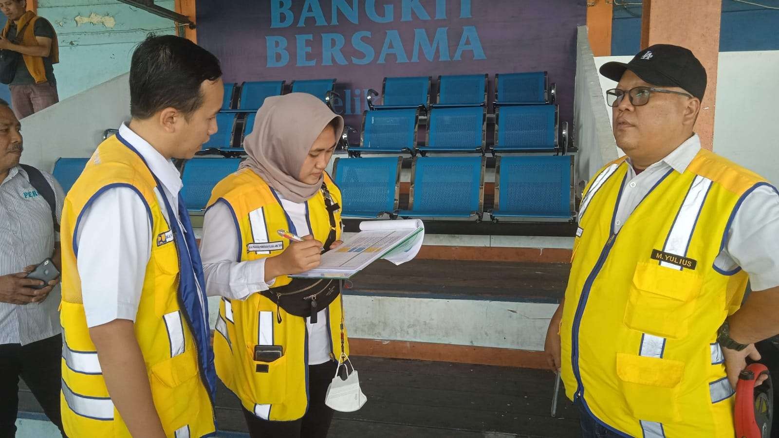 Tim Kementerian PUPR  saat survei di Stadion Surajaya Lamongan. (Foto: Imron Rosidi/Ngopibareng.id)