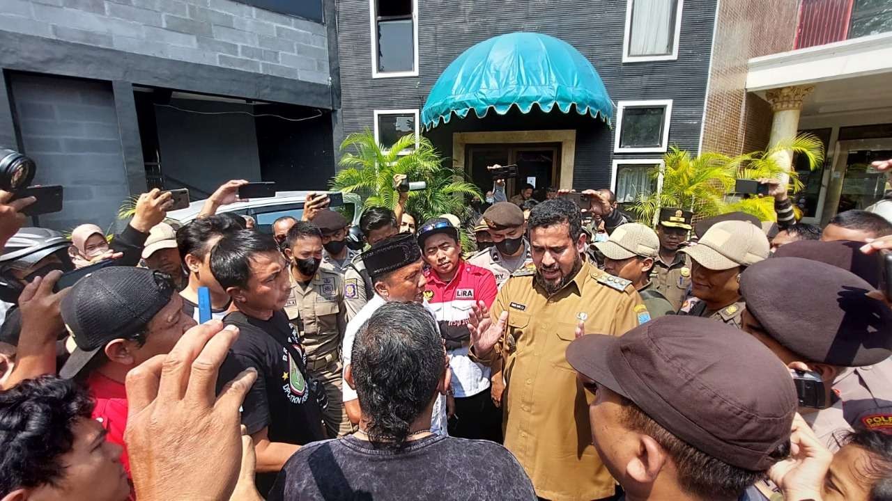 Walikota Habib Hadi Zainal Abidin memimpin penyegelan tempat karaoke di Hotel Tampiarto, Kota Probolinggo. (Foto: Ikhsan Mahmudi/Ngopibareng.id)