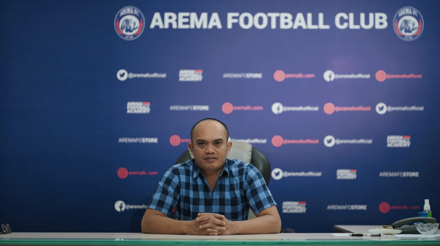 Komisaris Arema FC, Tatang Dwi Arifianto saat berada di Kantor Singo Edan. (Foto: Media Officer Arema FC)