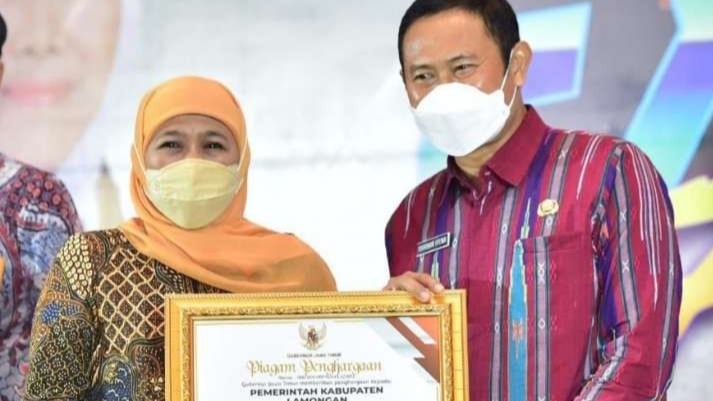 Bupati Lamongan, Yuhronur Efendi menerima penghargaan sebagai pendukung ekspor se-Jatim dari Gubernur Khofifah Indar Parawansa (Foto: Dokumentasi Kominfo Lamongan)