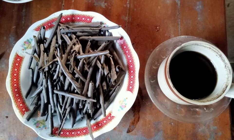Ampo merupakan camilan dari tanah liat yang disajikan dengan minuman kopi. (Foto: Khoirul Huda/Ngopibareng.id)