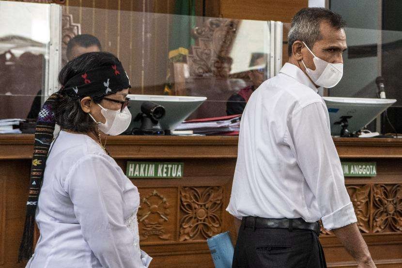 Orang tua Brigadir J, yaitu Samuel Hutabarat dan istrinya di sidang kasus pembunuhan Brigadir J di PN Jakarta Selatan, Rabu 2 November 2022. (Foto: republika)