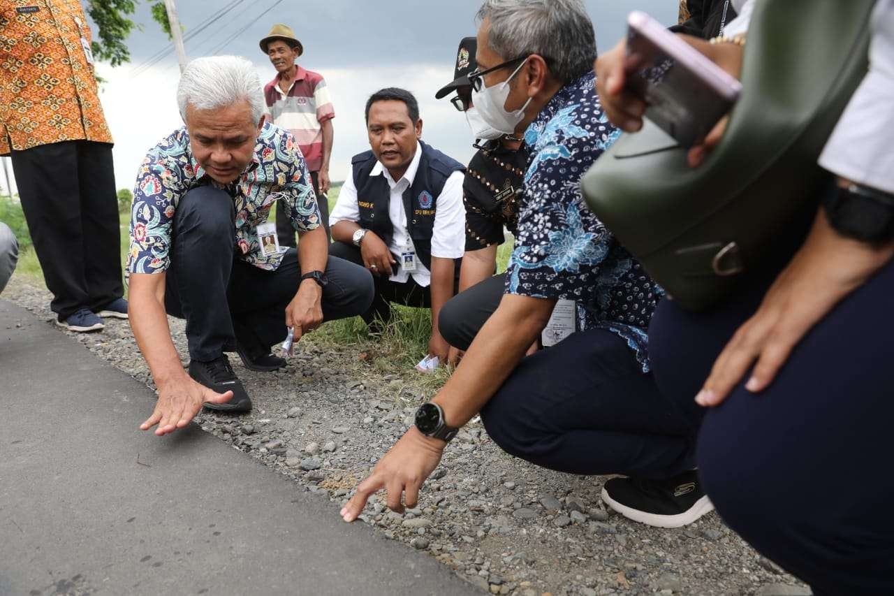 Gubernur Jawa Tengah, Ganjar Pranowo cek kondisi pembangunan jalan provinsi ruas Pabatan-Rengaspandawa, Brebes. (Foto: Pemprov Jateng)