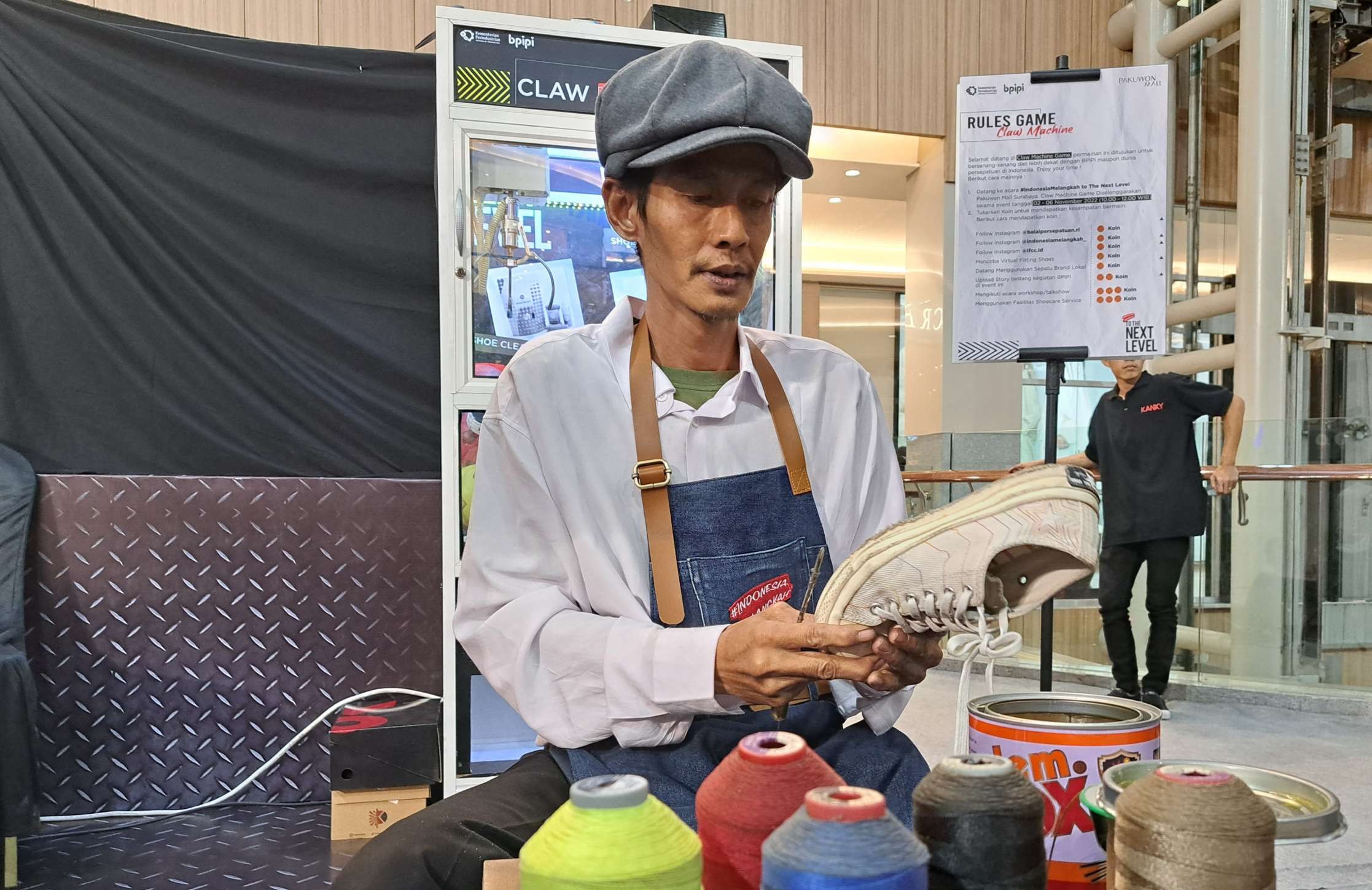 Zainal Abidin, tukang sol sepatu yang mengikuti pelatihan BPIPI dan membuka booth diacara Pakuwon Mall.(Foto: Pita Sari/Ngopibareng.id)