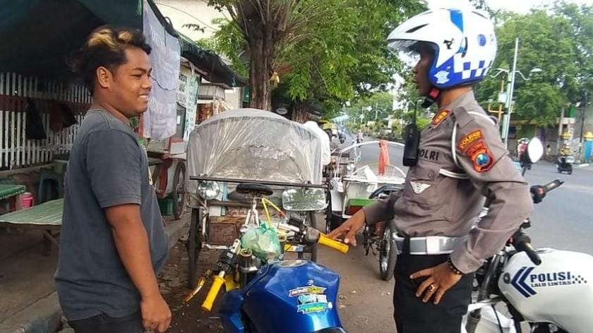 Seorang pemuda sengaja melepas pelat nomor motor agar tidak bisa dideteksi kamera ETLE. (Foto: Ikhsan Mahmudi/Ngopibareng.id)