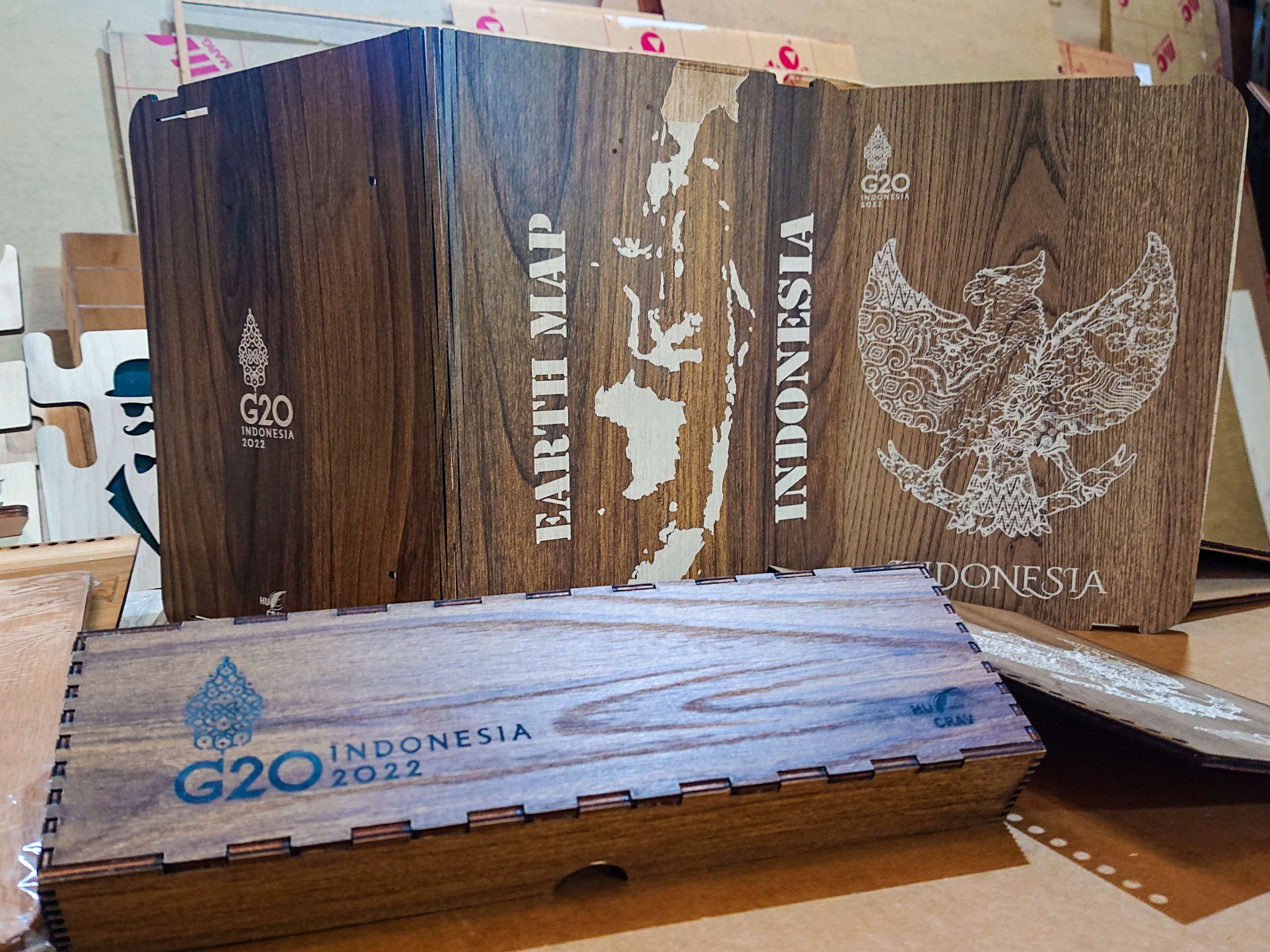 Kotak pensil dan cover binder dari kayu jadi souvenir resmi KTT G20 (foto: Aini/Ngopibareng.id)