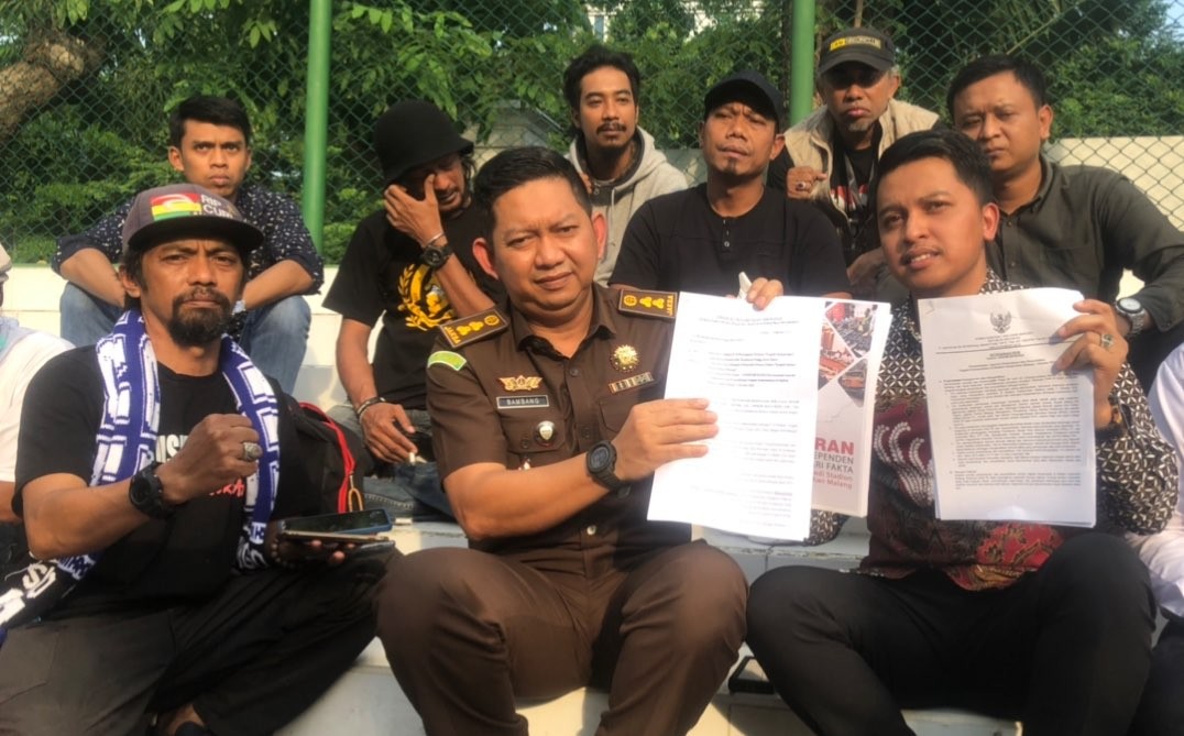 Jaksa Peneliti dalam kasus tragedi Kanjuruhan, Bambang Winarno, saat bertemu Aremania di Kejati Jatim (Foto: Andhi Dwi/Ngopibareng.id)