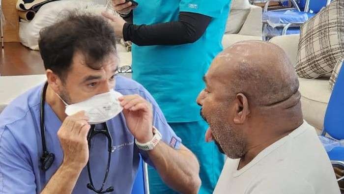 Gubernur Papua Lukas Enembe menjalani pemeriksaan stroke dan jantung oleh dokter dari Rumah Sakit (RS) Mount Elisabeth Singapura. (Foto: Dokumentasi tim pengacara Lukas Enembe)