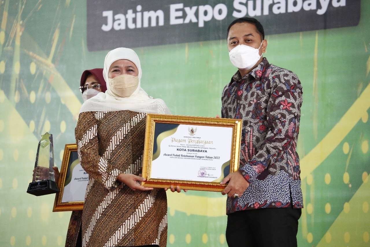Pemkot Surabaya raih penghargaan Peduli Ketahanan Pangan dalam kategori Bidang Pemanfaatan Ruang Terbuka Hijau (RTH) dari Pemerintah Provinsi Jawa Timur (Jatim). (Foto: Humas Pemkot Surabaya)