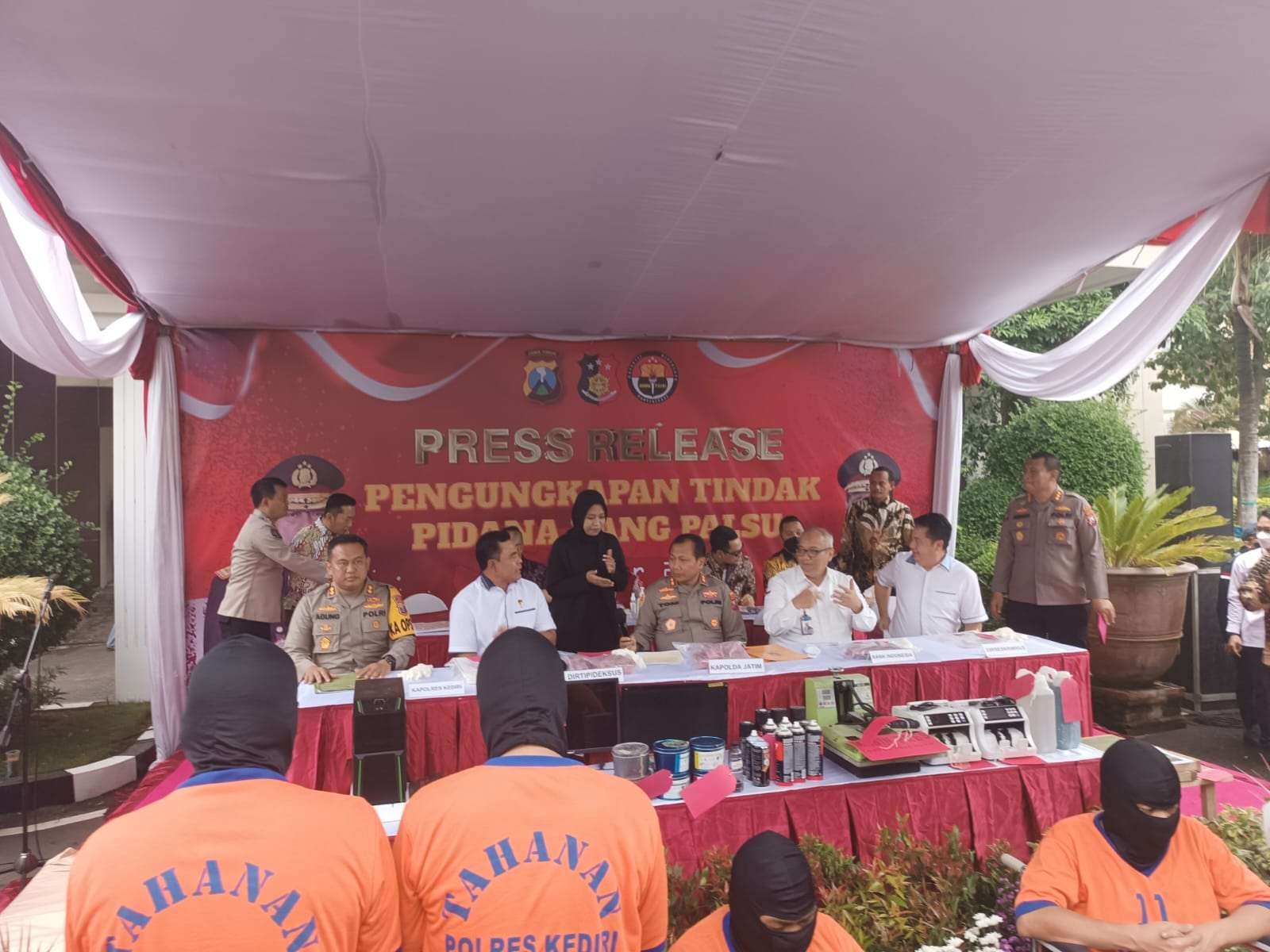 Rilis pengungkapan kasus tindak pidana uang palsu di Mapolda Jatim, Surabaya, Kamis 3 November 2022. (Foto: Fariz Yarbo/Ngopibareng.id)