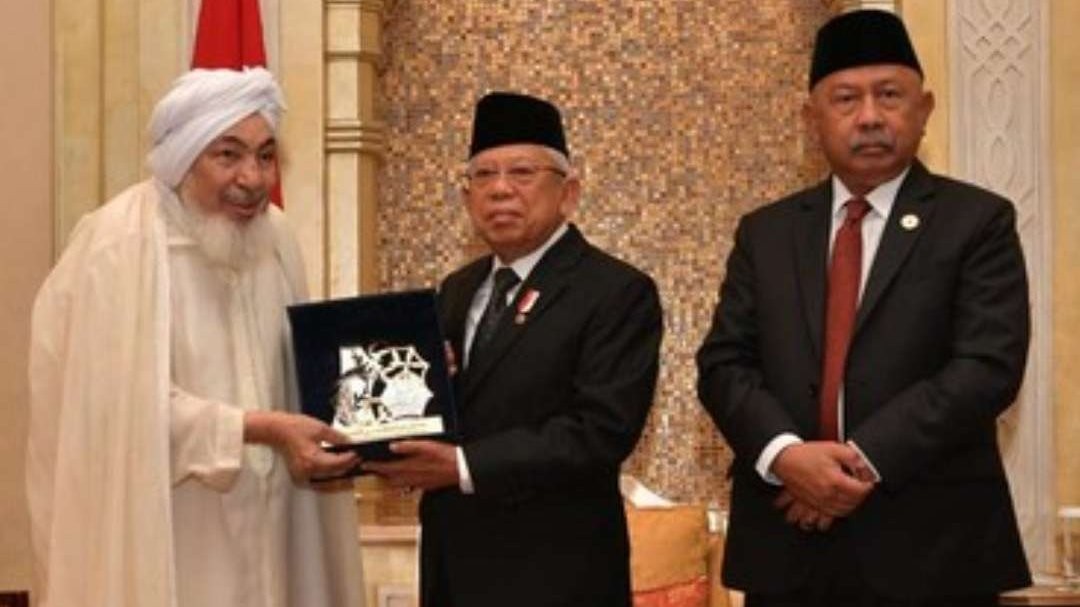 Wakil Presiden (Wapres) Ma'ruf Amin mewakili Presiden Jokowi menerima Anugerah Perdamaian atau Abu Dhabi Forum for Peace. (Foto: Dokumentasi Setwapres)