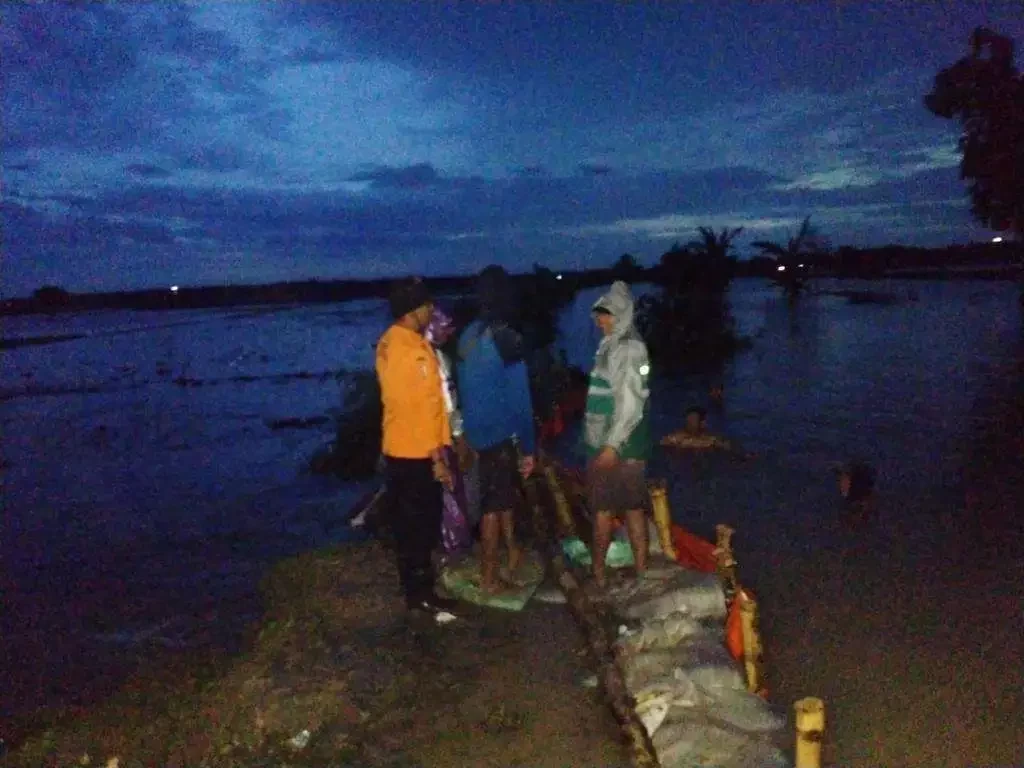Petugas BPBD mendatangi tanggul jebol di Kali Avour di Desa Kedungprimpen, Kecamatan Kanor, Bojonegoro, pada Senin 24 Oktober 2022, malam. (Foto: dok. BPBD)