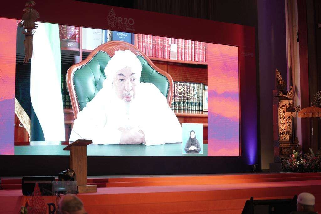 Ketua Forum Abu Dhabi untuk Perdamaian, Syekh Abdullah bin Bayah saat menjadi narasumber pada Forum Agama G20 (Forum R20) melalui rekaman video, Rabu (02 November 2022). (Foto: LTN PBNU/Suwitno)